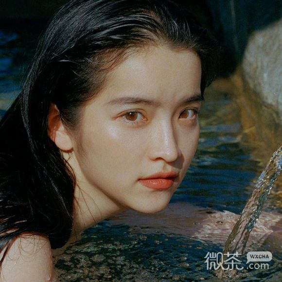 干练高冷成熟时尚女生头像