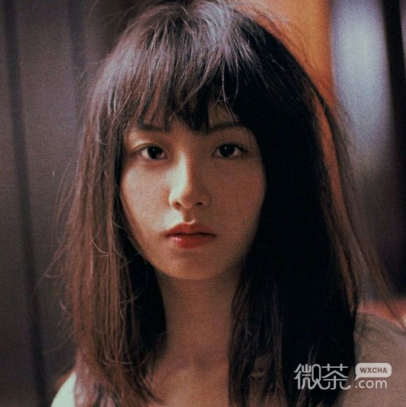 干练高冷成熟时尚女生头像