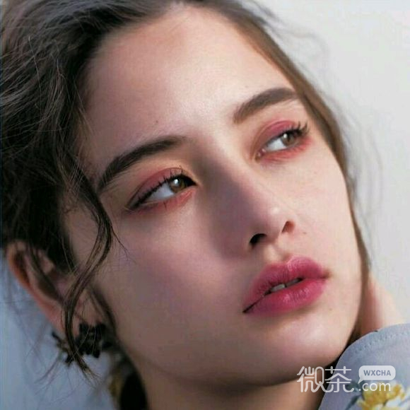 干练高冷成熟时尚女生头像
