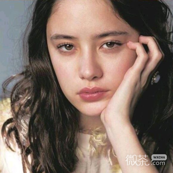 干练高冷成熟时尚女生头像