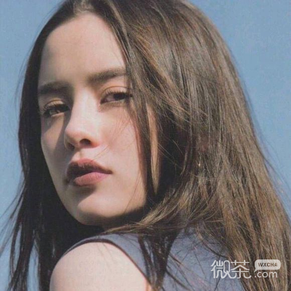 干练高冷成熟时尚女生头像