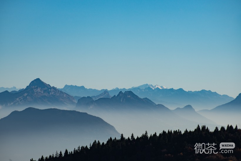 烟雾缭绕的微信山林风景图片