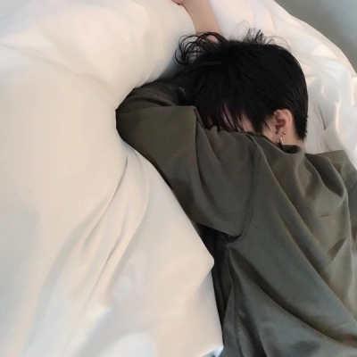 高冷伤感风格的微信男生头像