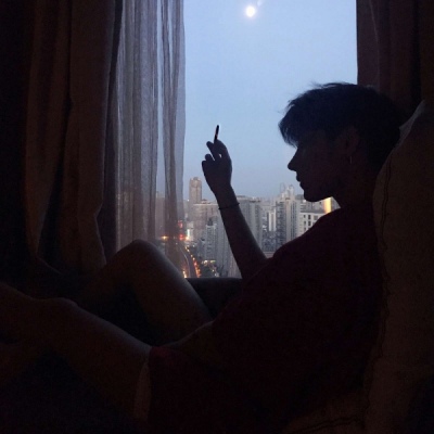 高冷伤感风格的微信男生头像