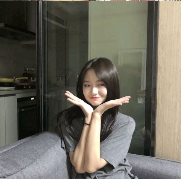 傲娇长发时尚女生头像