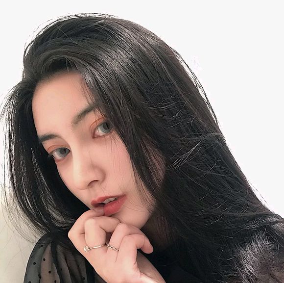 傲娇长发时尚女生头像