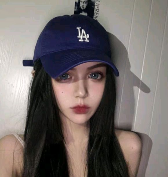 傲娇长发时尚女生头像