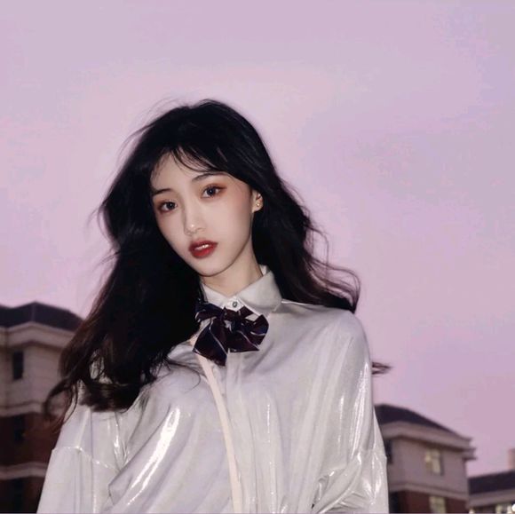 傲娇长发时尚女生头像