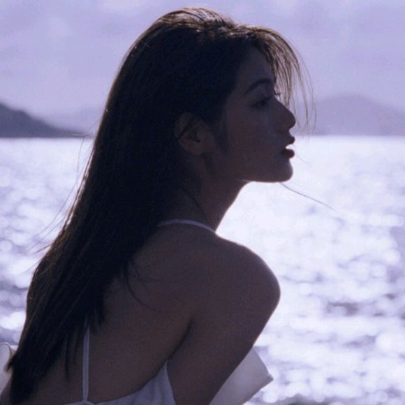 傲娇长发时尚女生头像