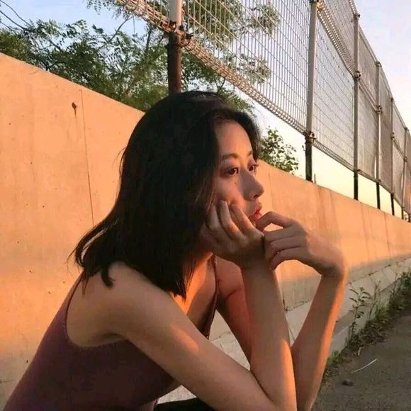 傲娇长发时尚女生头像