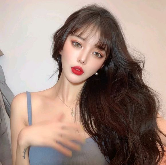 傲娇长发时尚女生头像