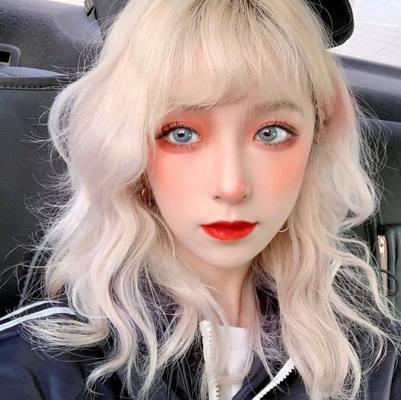 傲娇长发时尚女生头像