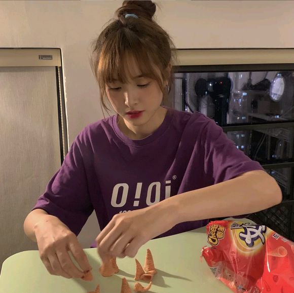 傲娇长发时尚女生头像