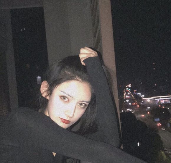 傲娇长发时尚女生头像