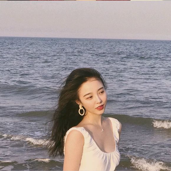 傲娇长发时尚女生头像