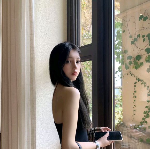 傲娇长发时尚女生头像