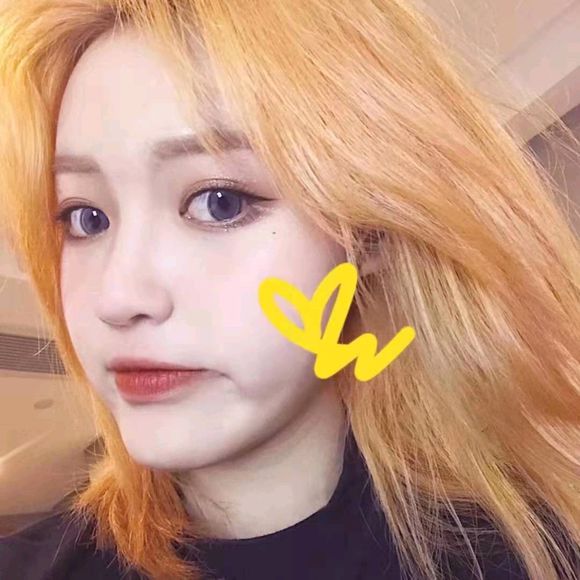 傲娇长发时尚女生头像