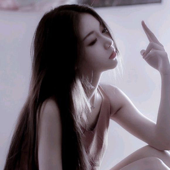 傲娇长发时尚女生头像