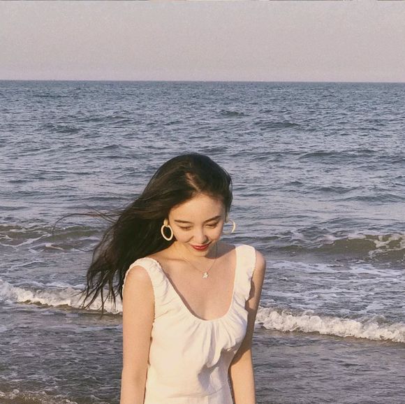 傲娇长发时尚女生头像