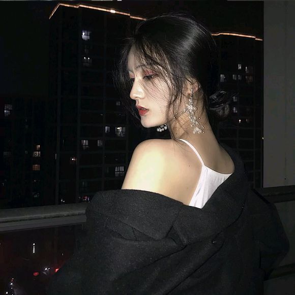 傲娇长发时尚女生头像