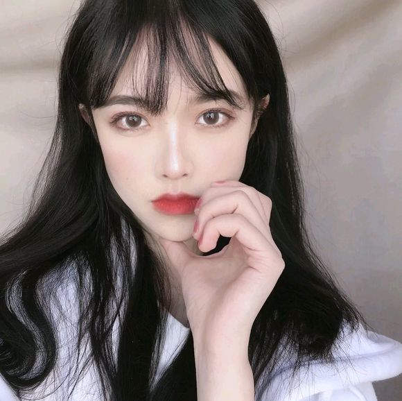 傲娇长发时尚女生头像