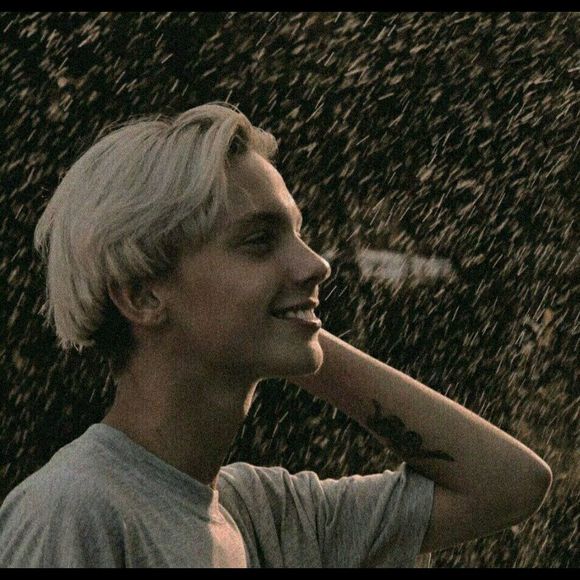 时尚文艺高冷深沉女生头像