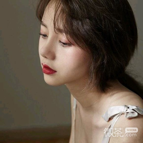 伤感洒脱时尚女生头像