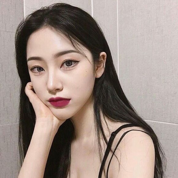 深沉成熟性感女生头像