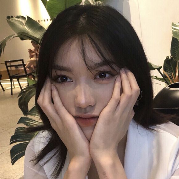 深沉成熟性感女生头像