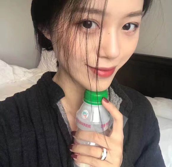 深沉成熟性感女生头像