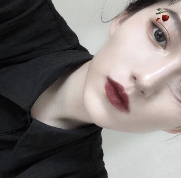 深沉成熟性感女生头像