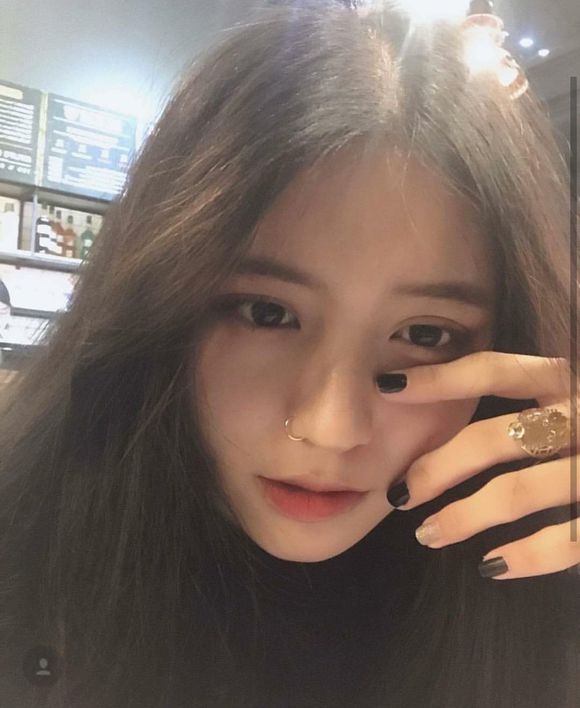 深沉成熟性感女生头像