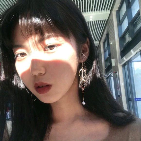 深沉成熟性感女生头像