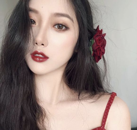 深沉成熟性感女生头像