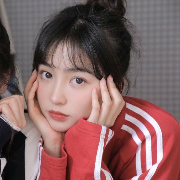 冷酷阳光性感女生头像