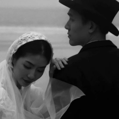 唯美黑白风格的微信情侣头像