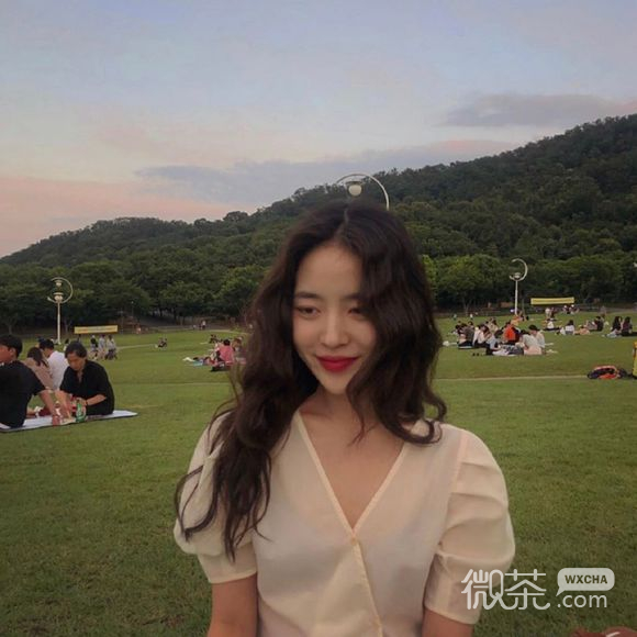 成熟性感俏皮女生头像