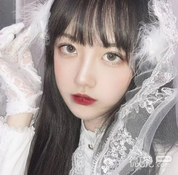 成熟性感俏皮女生头像