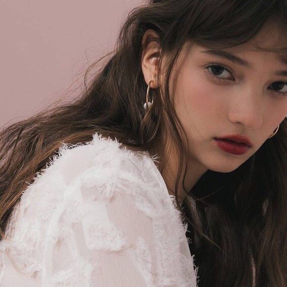 冷酷傲娇时尚女生头像