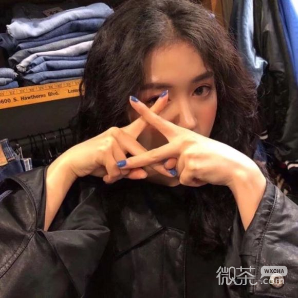 成熟性感俏皮女生头像