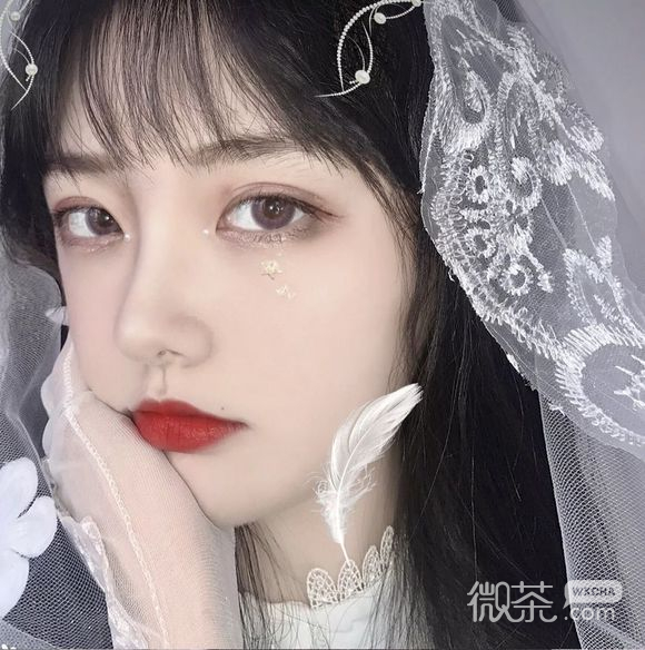 成熟性感俏皮女生头像