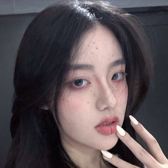 成熟深沉迷人女生头像