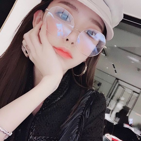 佛系傲娇时尚女生头像