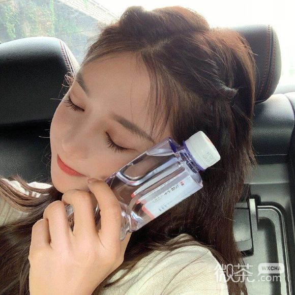 俏皮性感女生头像