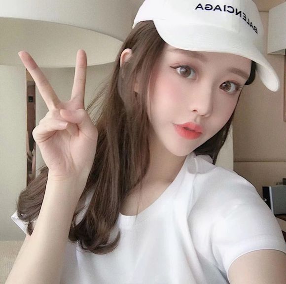 佛系傲娇时尚女生头像