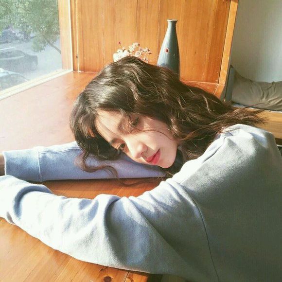 洒脱俏皮女生头像