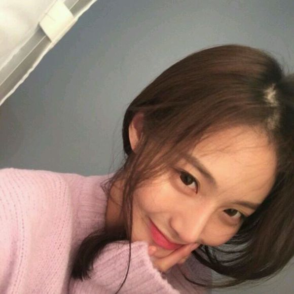 洒脱俏皮女生头像