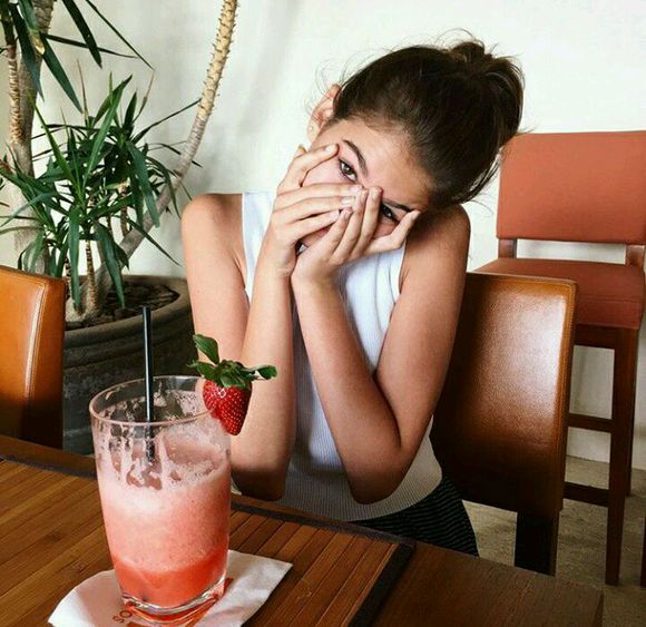 洒脱俏皮女生头像