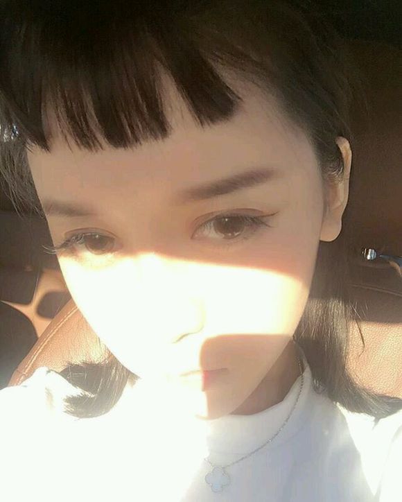 洒脱俏皮女生头像