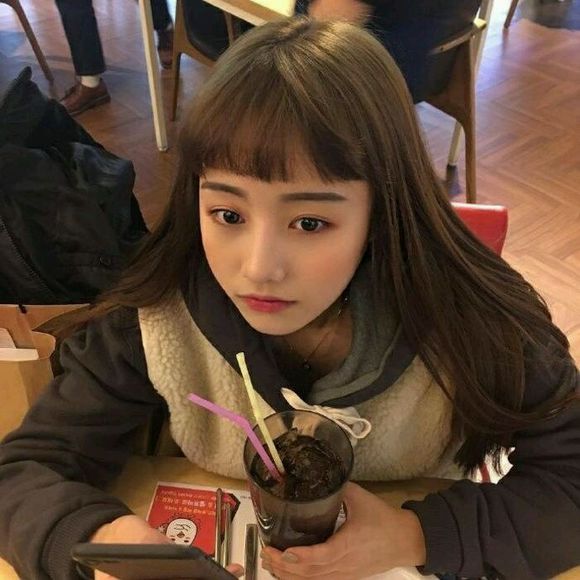 洒脱俏皮女生头像